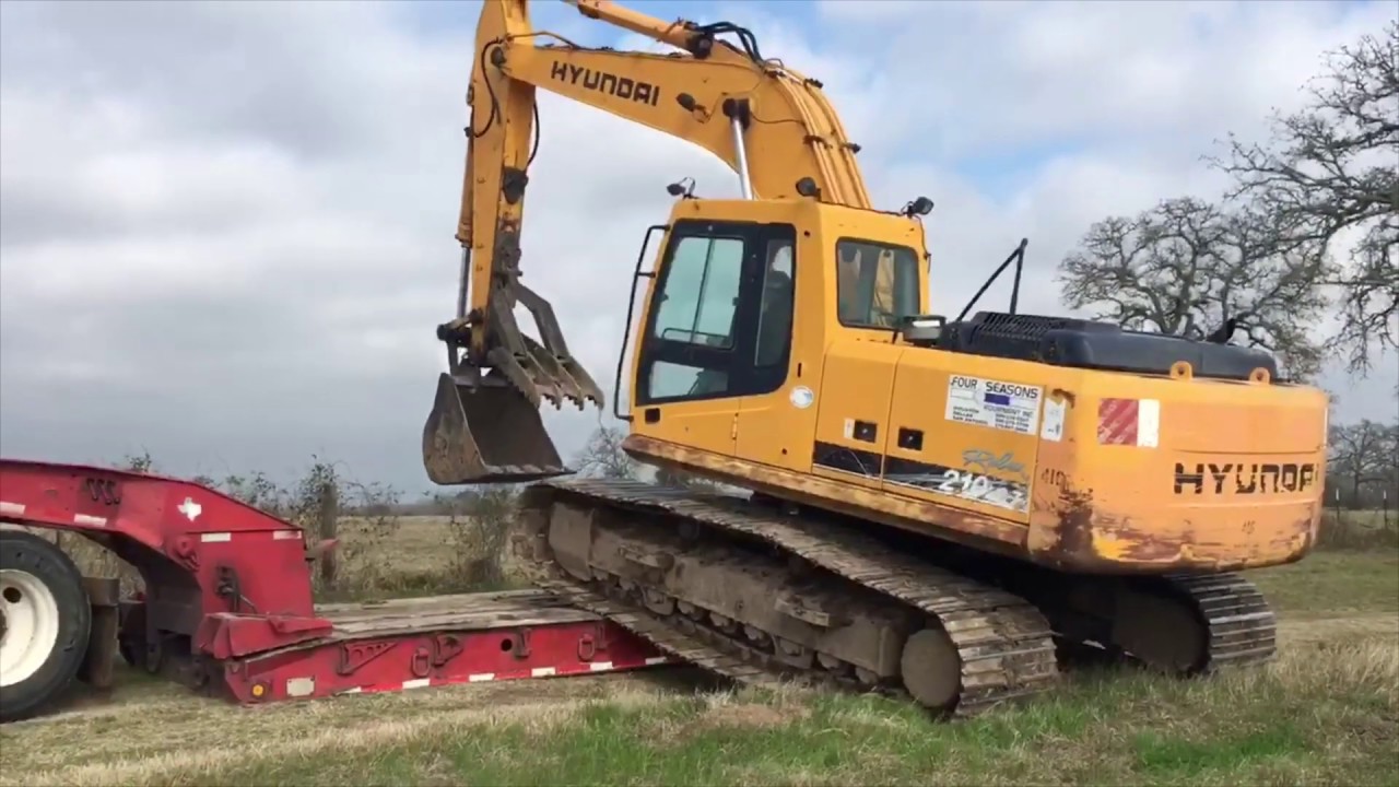 Hyundai 210LC-7 Excavator, side loading and unloading