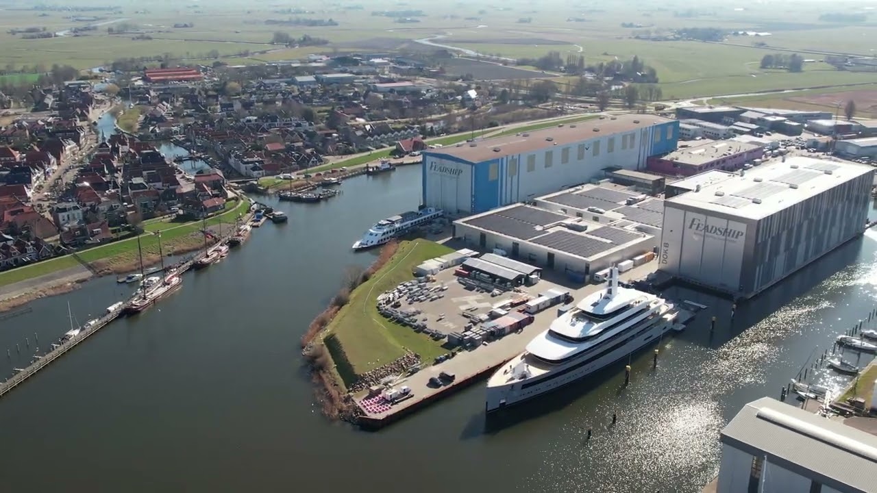 Makkum Beach , de Jachthaven het Makkummerdiep en de Feadship Royal Dutch Shipyards (4k Drone video)