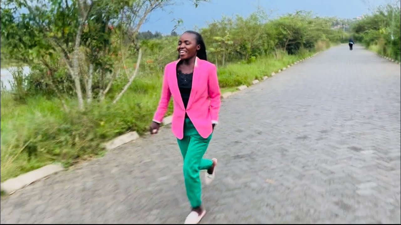 DUSABE BURYA AZI KWIRUKA 🫣💃IMVURA IRATUNYAGIYE muri PARK 