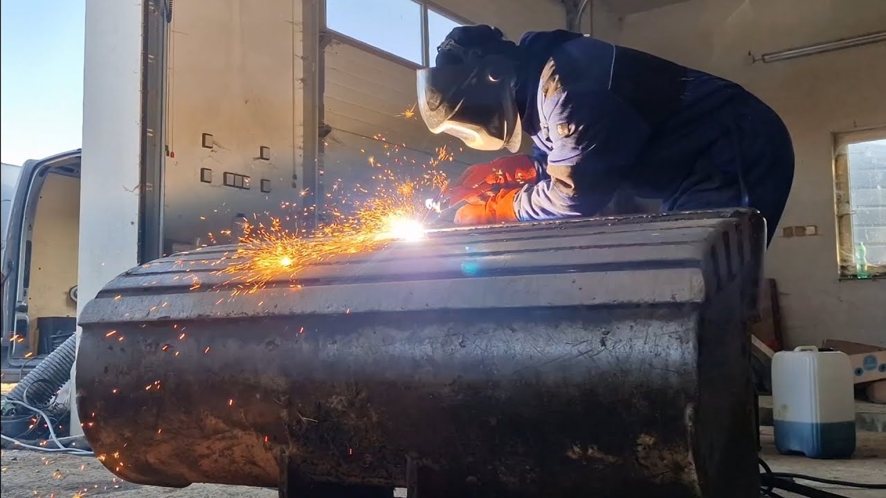 Oprava svahovací lopaty bagru. Excavator Slope Bucket Repair.