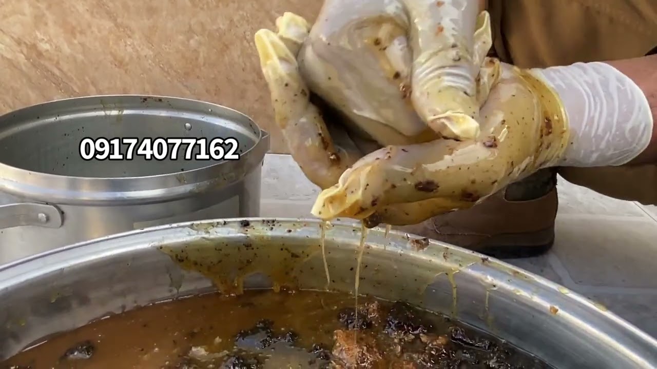 اسماعیل داودی عسل : صاف کردن عسل پاییزه به روش سنتی