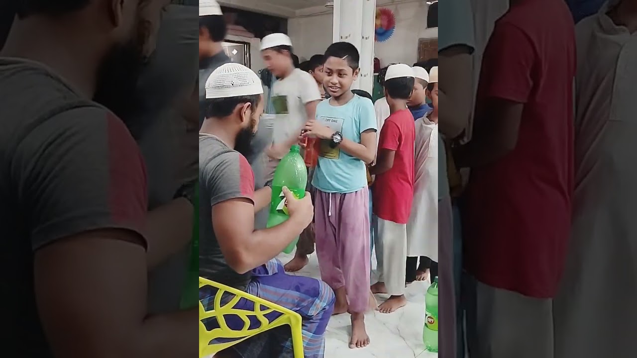 আর রায়হান ইন্টারন্যাশনাল মাদ্রাসার  ছাত্রদের মুড়ি পার্টি৷