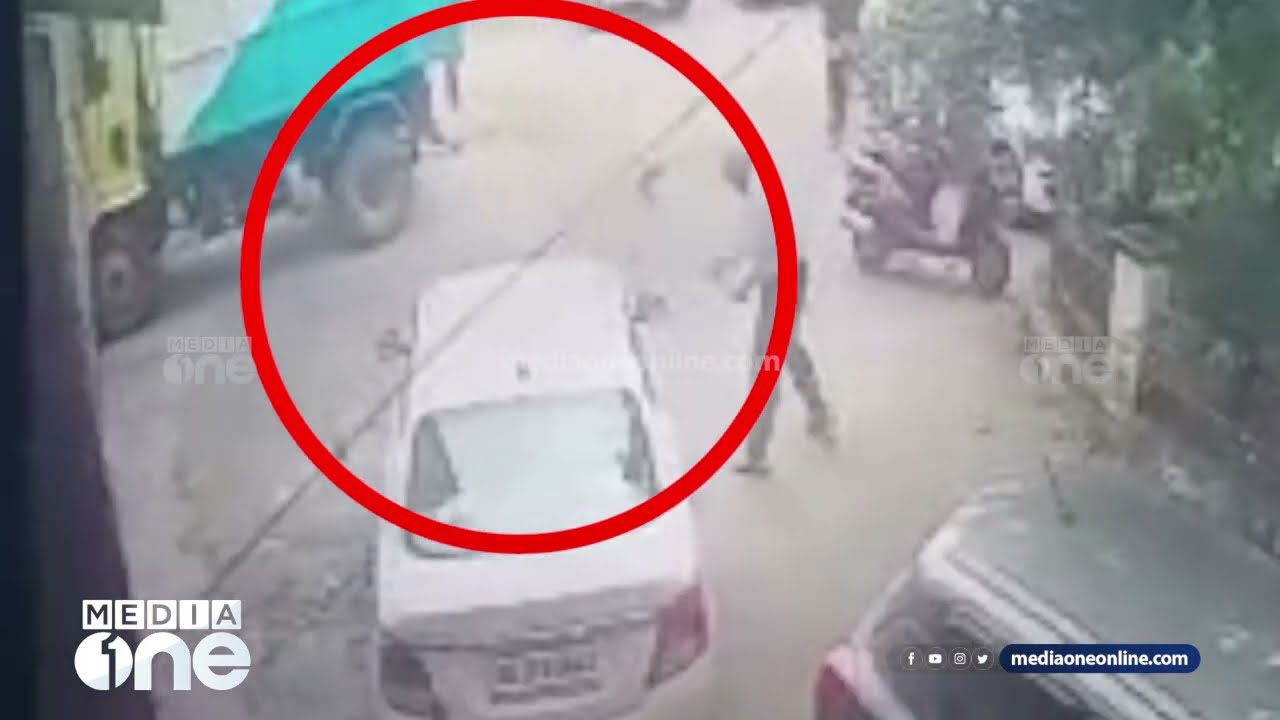 'നീതി ലഭിക്കുന്നില്ല...'; ജഡ്ജിയുടെ കാര്‍ മണ്‍വെട്ടി കൊണ്ട് അടിച്ചുതകര്‍ത്തു | Thiruvalla