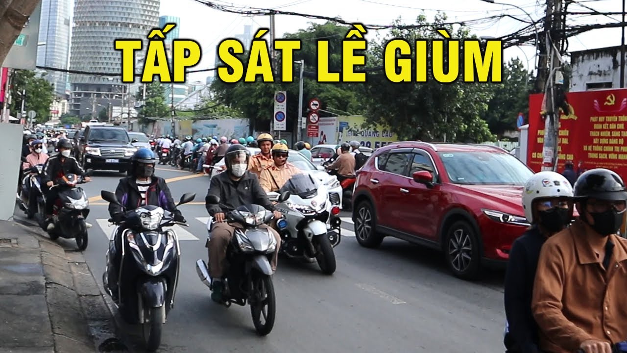 Hàng loạt đoàn xe đến dự tang lễ và đưa tiễn Đại tướng Lê Văn Dũng được CSGT mở đường