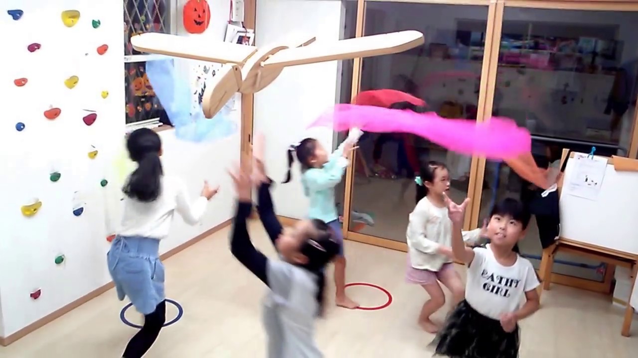 小学生クラスのリトミック　スカーフ遊び