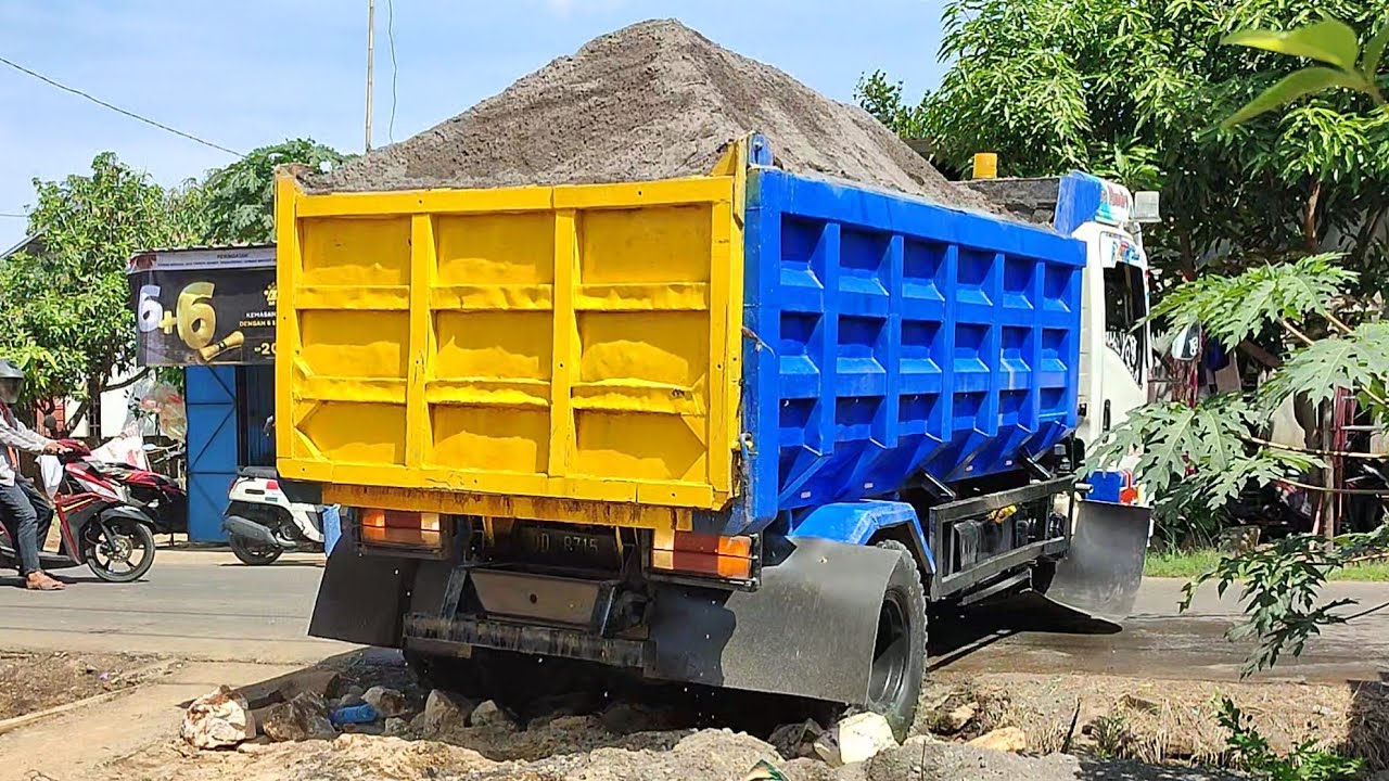 Truk Jomplang,Mobil Truk Pengangkut Pasir FULL BAK Besar,Kesulitan Bongkar Muatan Di LOKASI SEMPIT