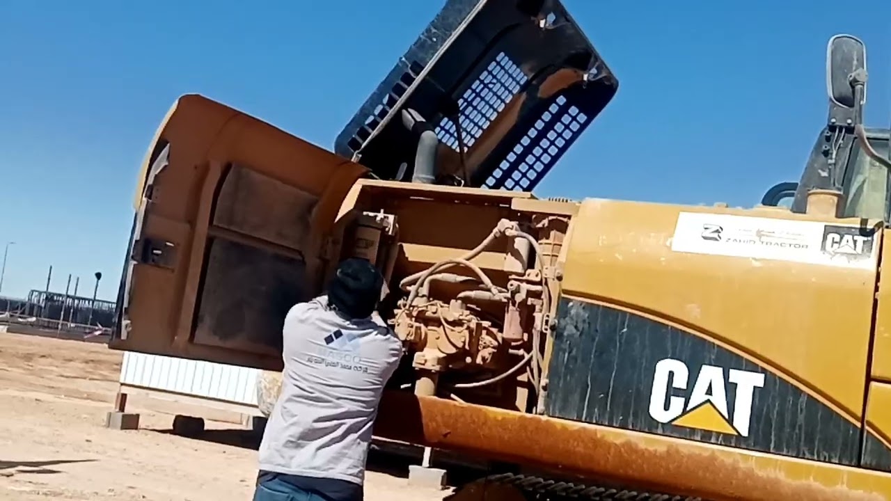 صيانة كاملة وتغير زيوت للحفار (البوكلين)