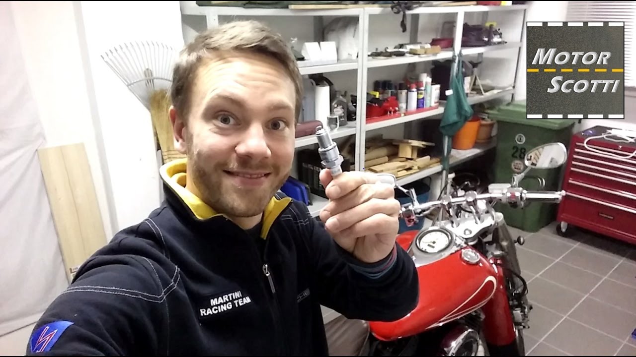 Changing the spark splugs - Yamaha XVS 1100 Drag Star
