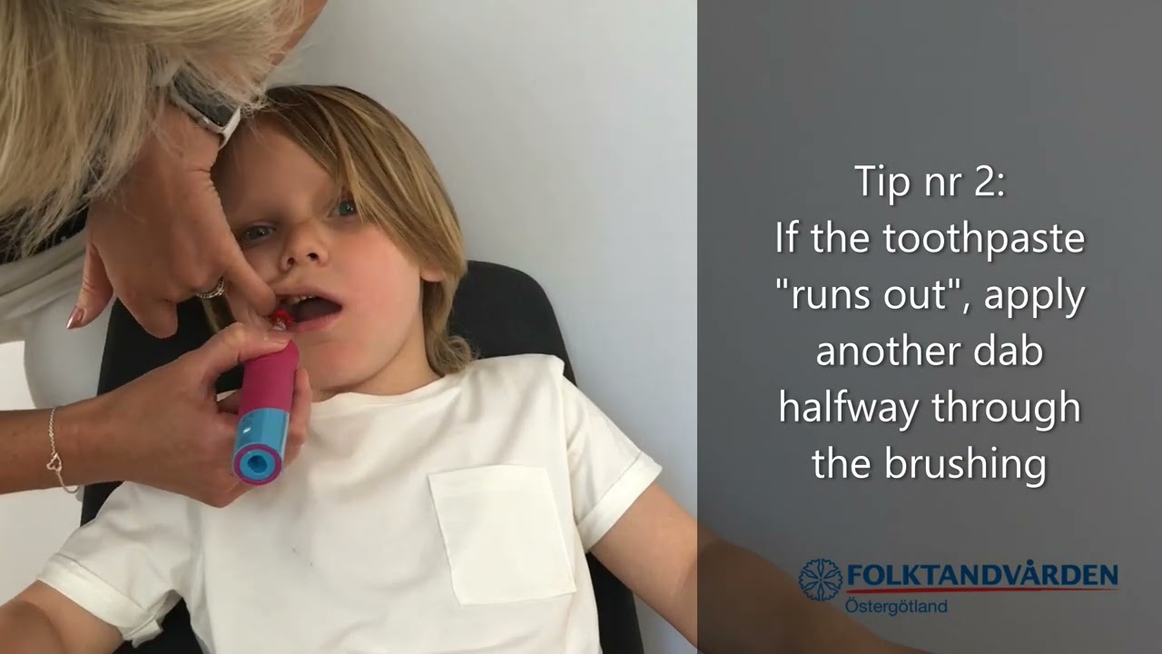 Borsta tänderna på äldre barn med eltandborste - engelska