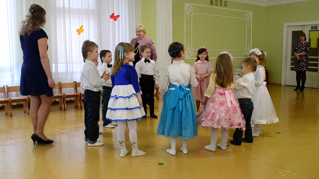 Весела гра з дітьми Веселий віник Свято 8 Березня в дошкільному закладі