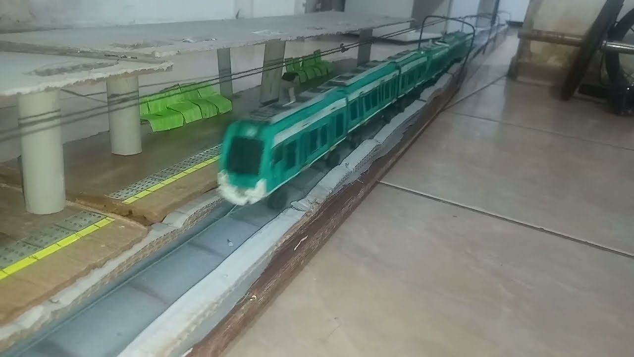 Trem de fortaleza parando na estação