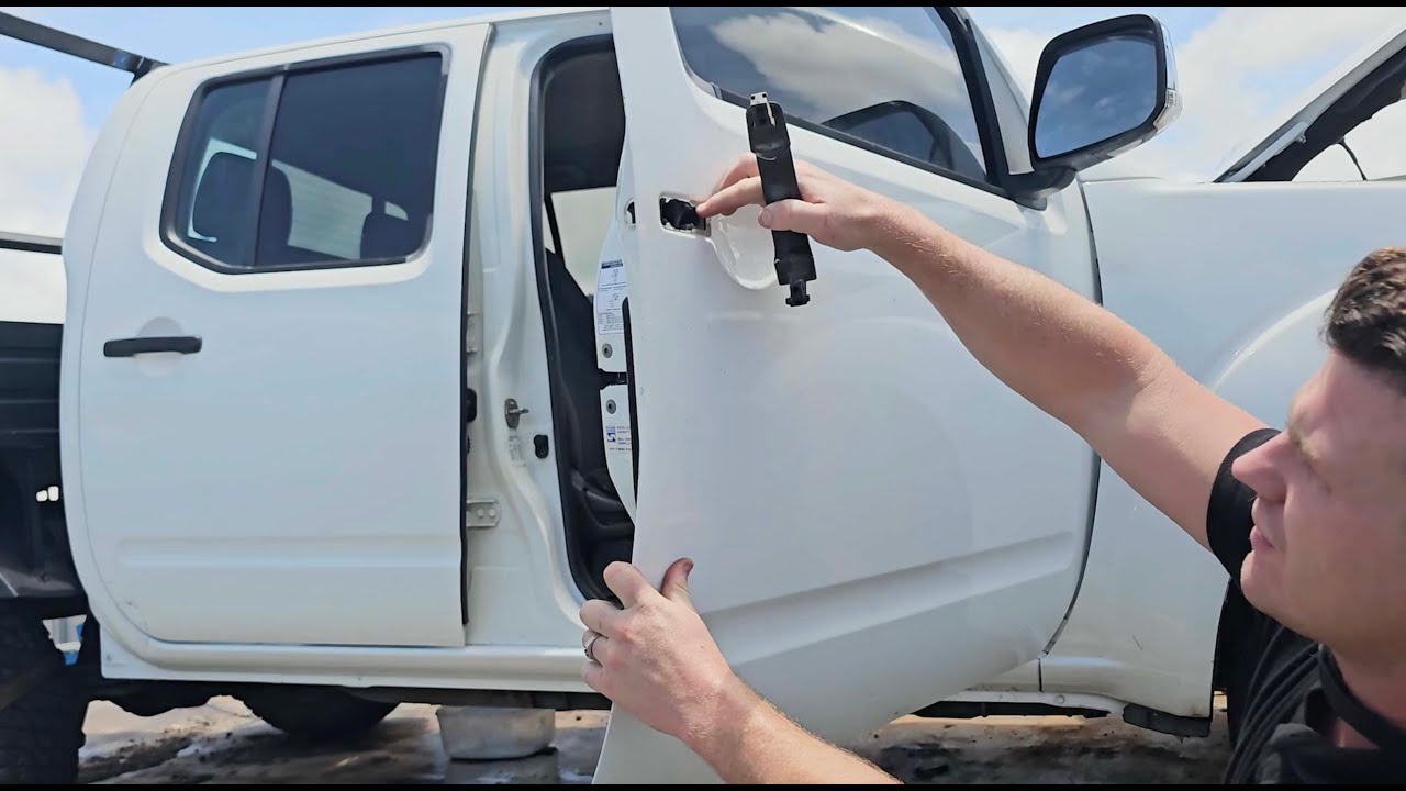 Как снять и заменить внешнюю ручку двери Nissan Navara D40 (модели 2005–2015 гг.)
