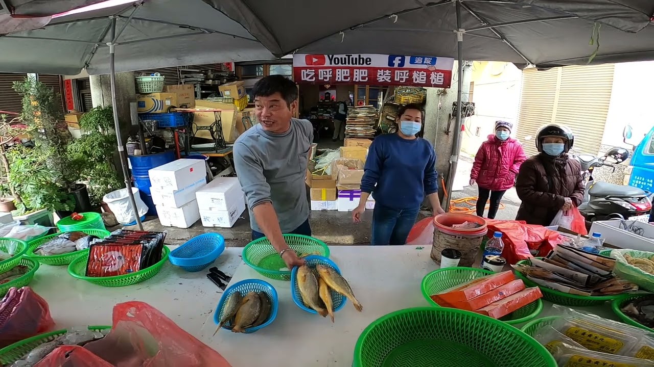 一看到大叔擺好陣 客人馬上搶著掏錢買 大家都看直播看到內行了  台中大甲第二公有市場 海鮮拍賣 海鮮叫賣 台中海鮮大叔 叫賣哥 seafood auction