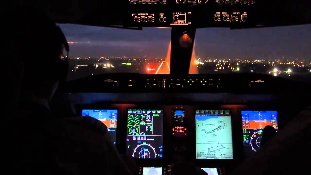 Bombardier Challenger 605 Night Cockpit Landing