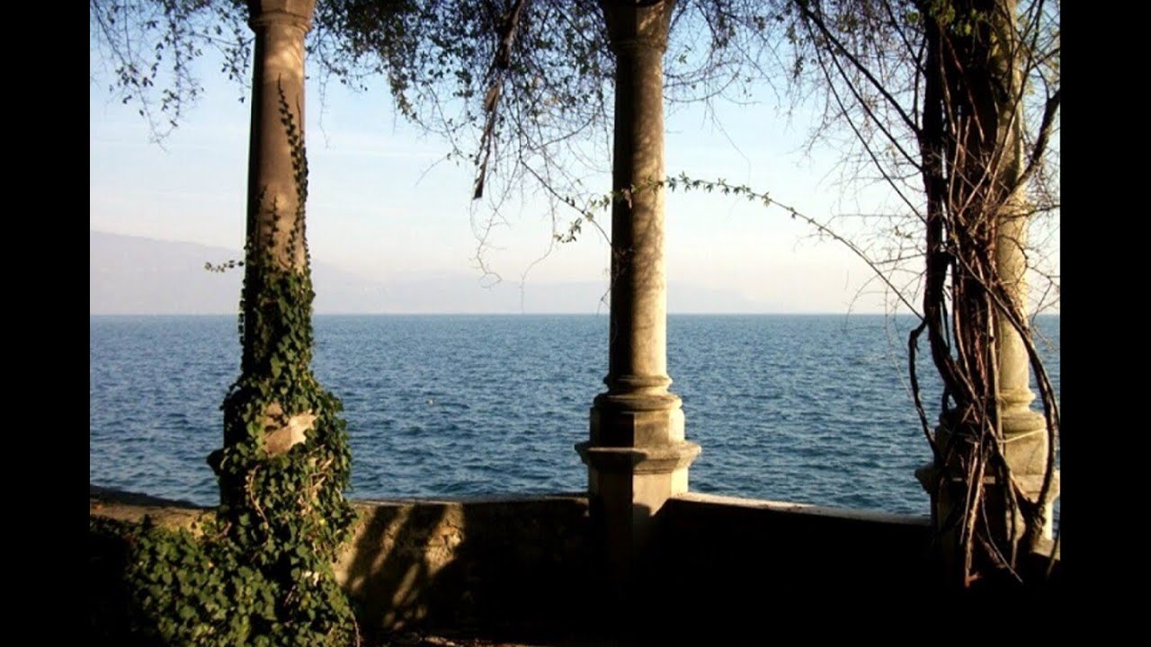 Waterfront historic house for sale Italy  |  Storica villa Gardone vendita fronte lago