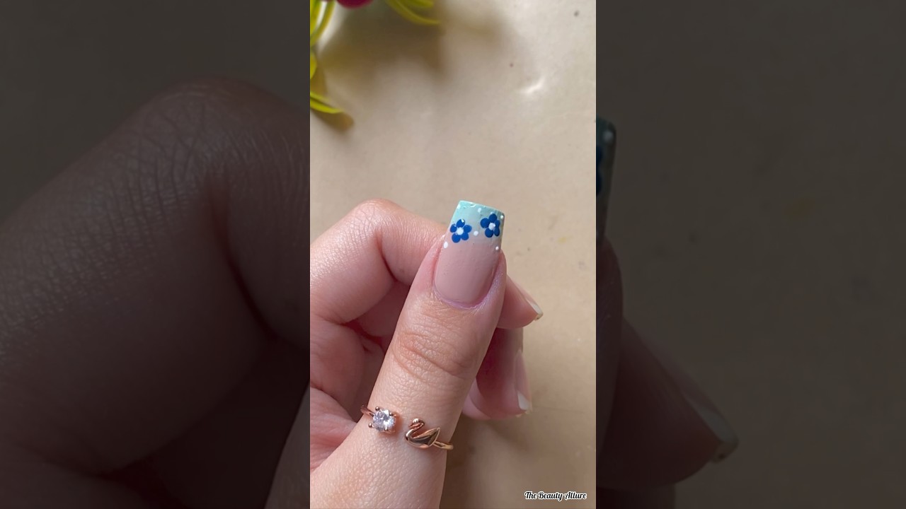 💅💙Easy blue floral nail art design #nailart2023 #naildesign #youtubeshorts #shorts