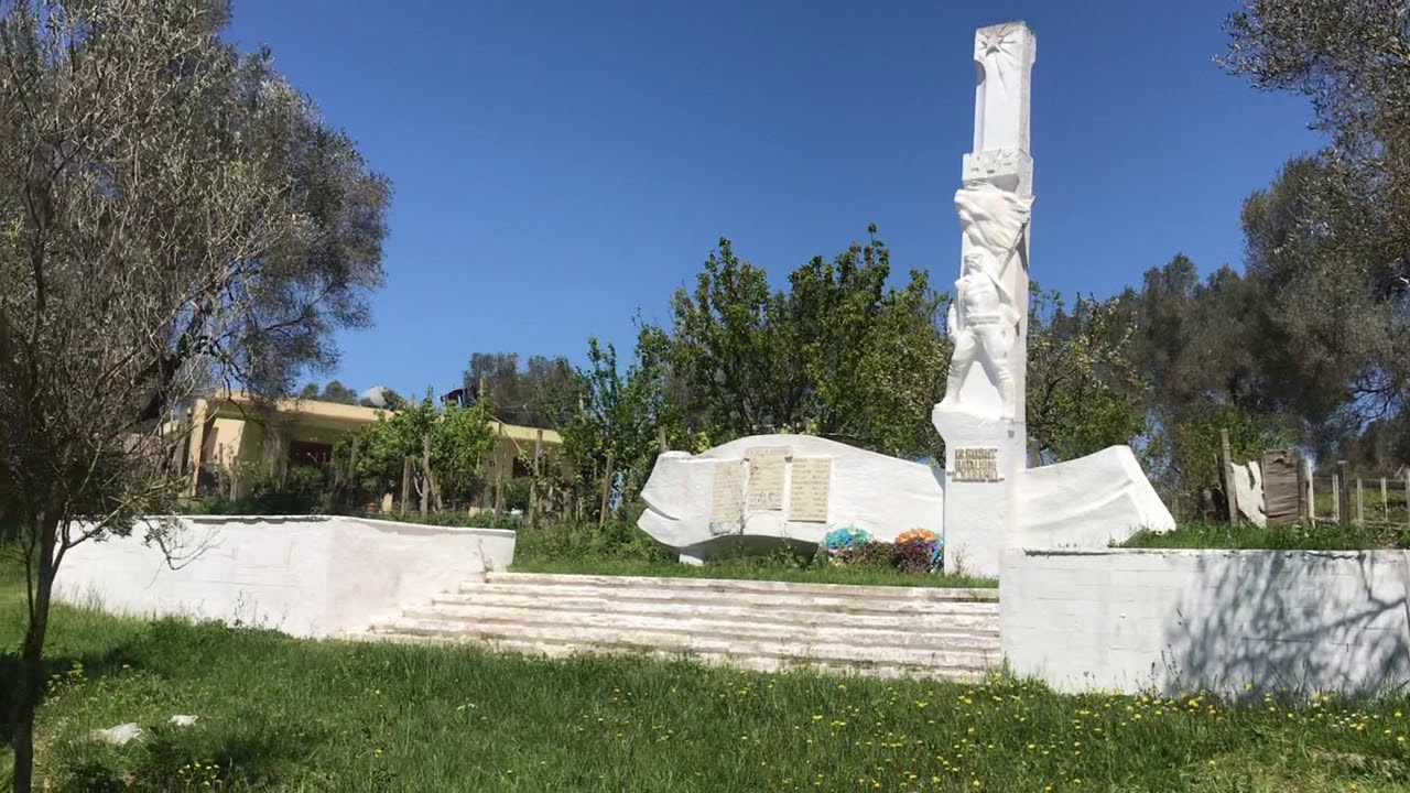 Memoriali i ngritur n&euml; nderim t&euml; lift&euml;s s&euml; batalionit t&euml; Kajo Karafili n&euml; &Ccedil;et&euml;, m&euml; 1943