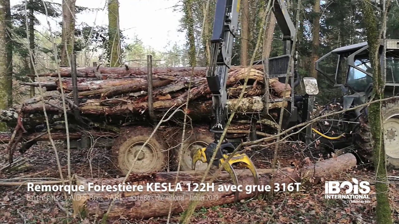Bois-&eacute;nergie en billons et branchages d&eacute;bard&eacute;s par une remorque Kesla 122H