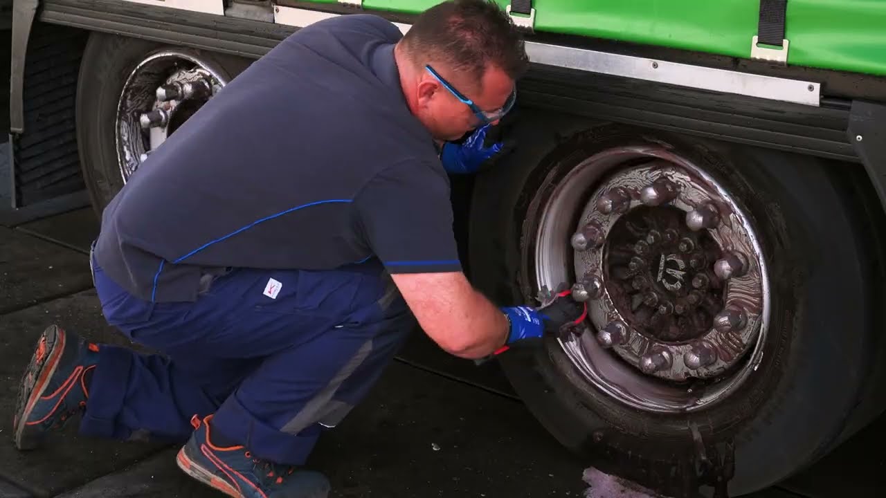LKW Felgenreinigung schnell und effektiv: mit dem winkler Felgenreiniger Red Power