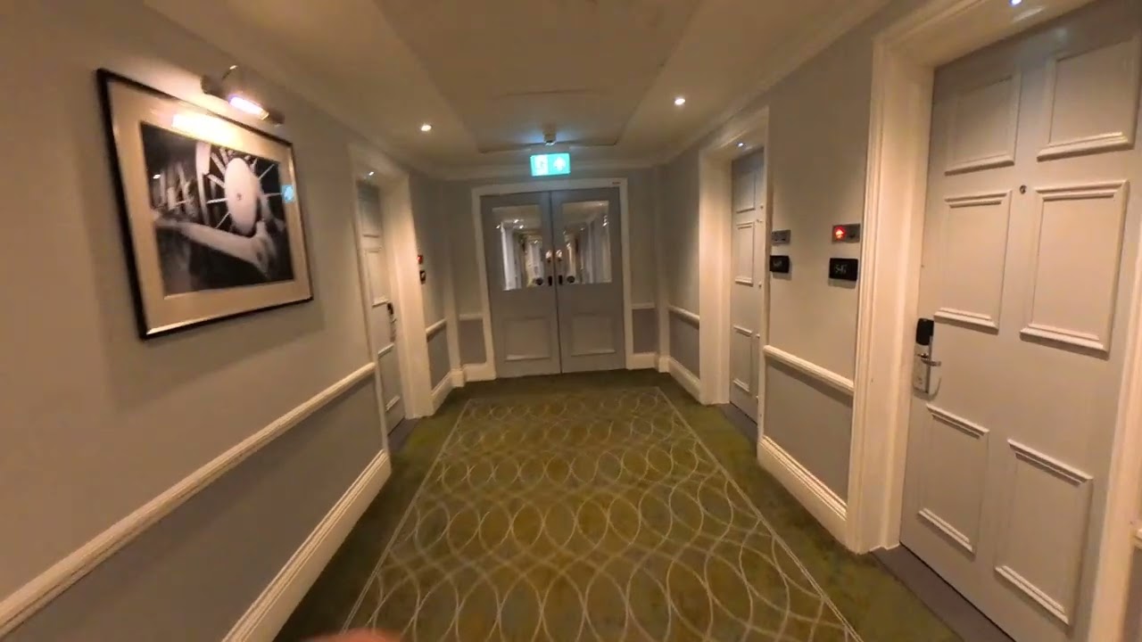 جولة داخل فندق فاخر ومظلوم في قلب لندن 🇬🇧 | تجربتي في فندق The Clermont Victoria 🏨🔥