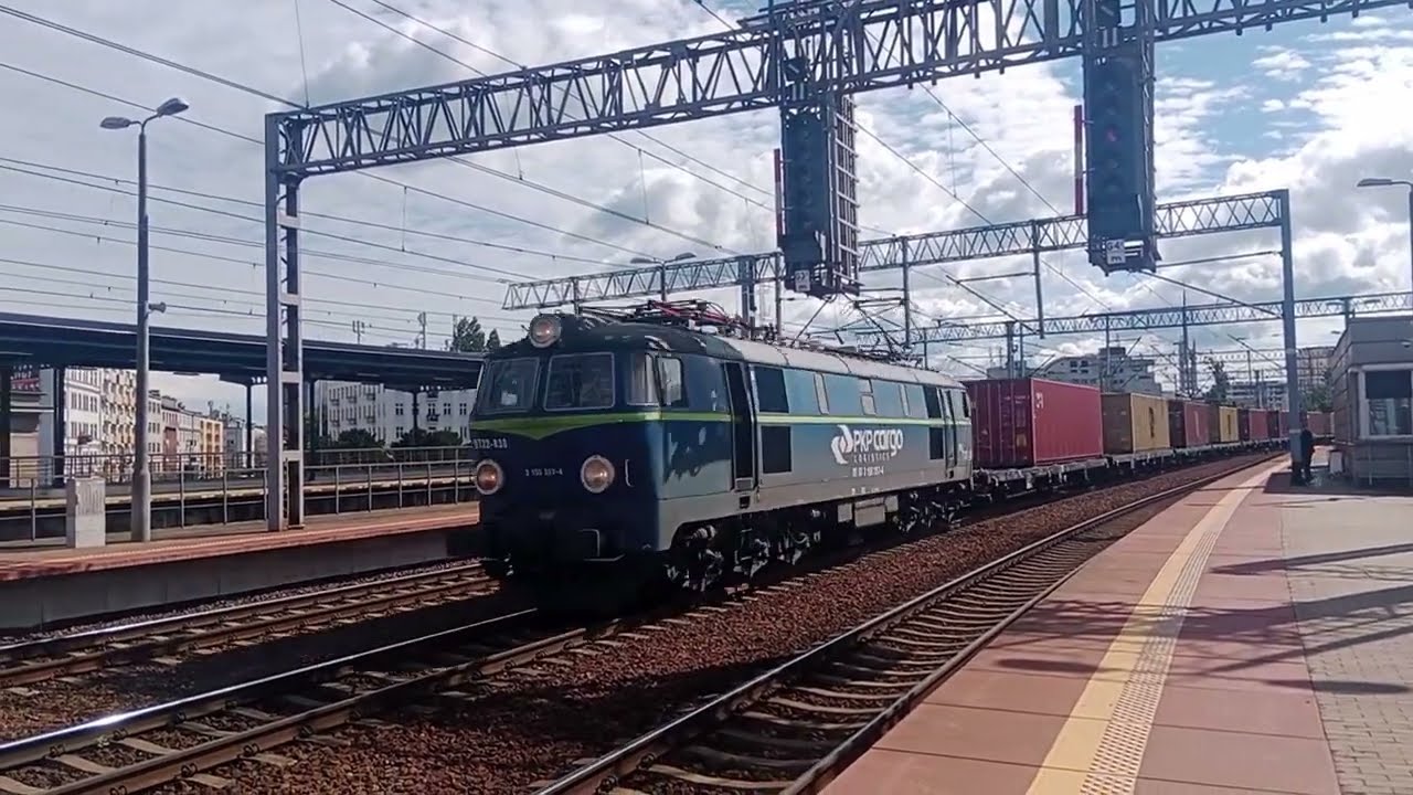 ET22-838 z kontenerami przejeżdża przez stację Gdynia Gł. 24.08.2025