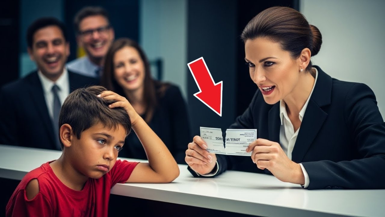 EL GERENTE ROMPIÓ EL CHEQUE DEL POBRE CHICO... SIN IMAGINAR QUIÉN ERA REALMENTE...