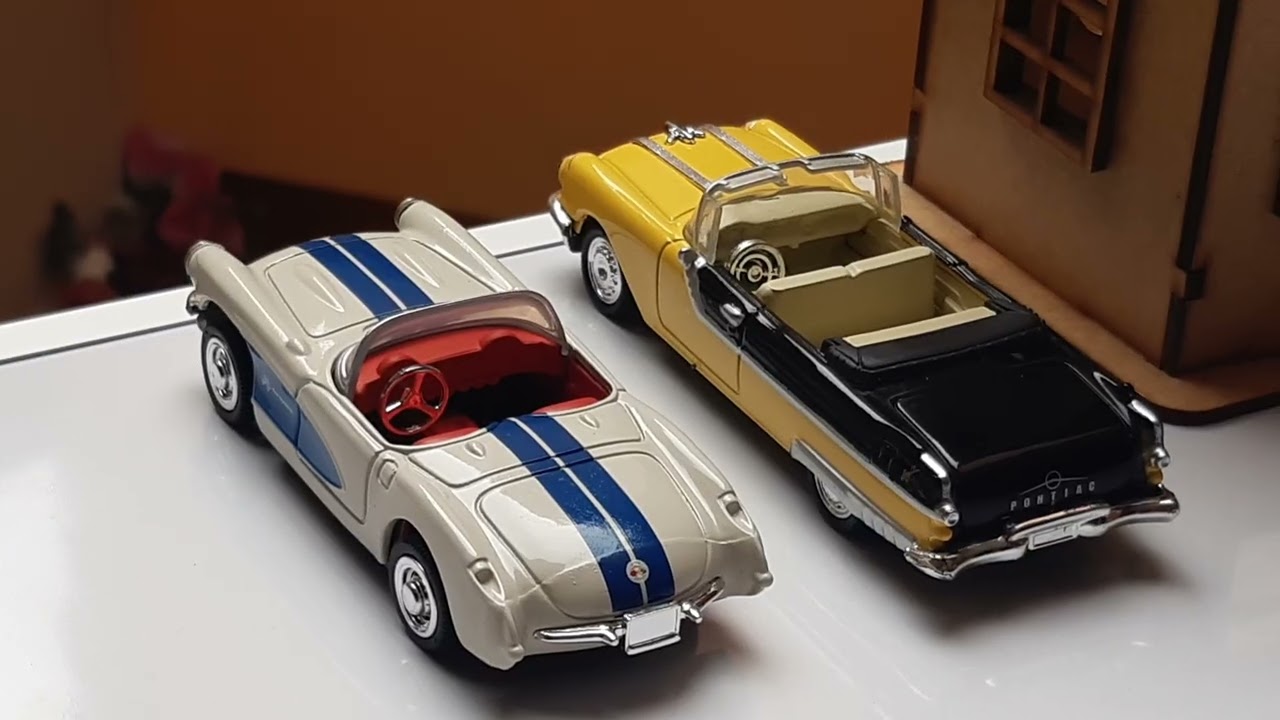 FORD THUNDERBIRD 1956 Auto Clásico Amerucano a escala 1-43