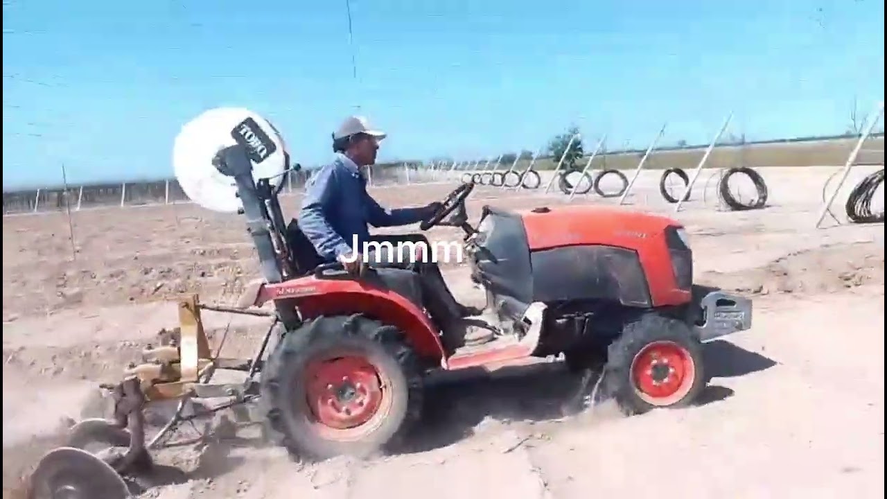 Así fue como bordeamos en las calabacitas #recuerdos #kubota #agriculture 
