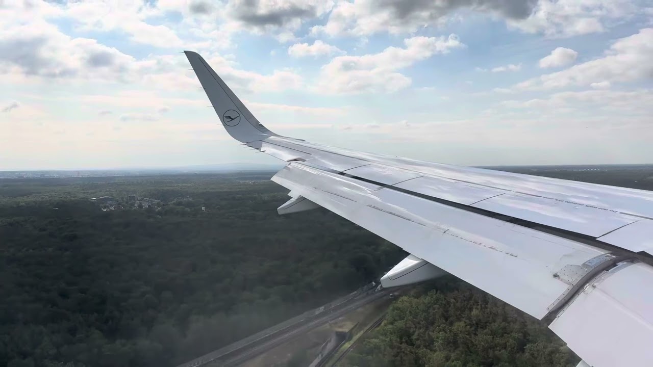 Lufthansa Airbus A320-214 landing Frankfurt (FRA)