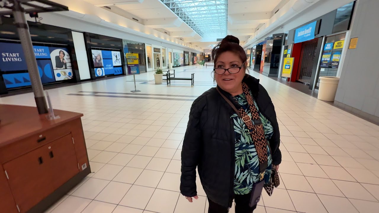 Exploring Neshaminy Mall with my Mom, Bensalem PA Holidays 2025