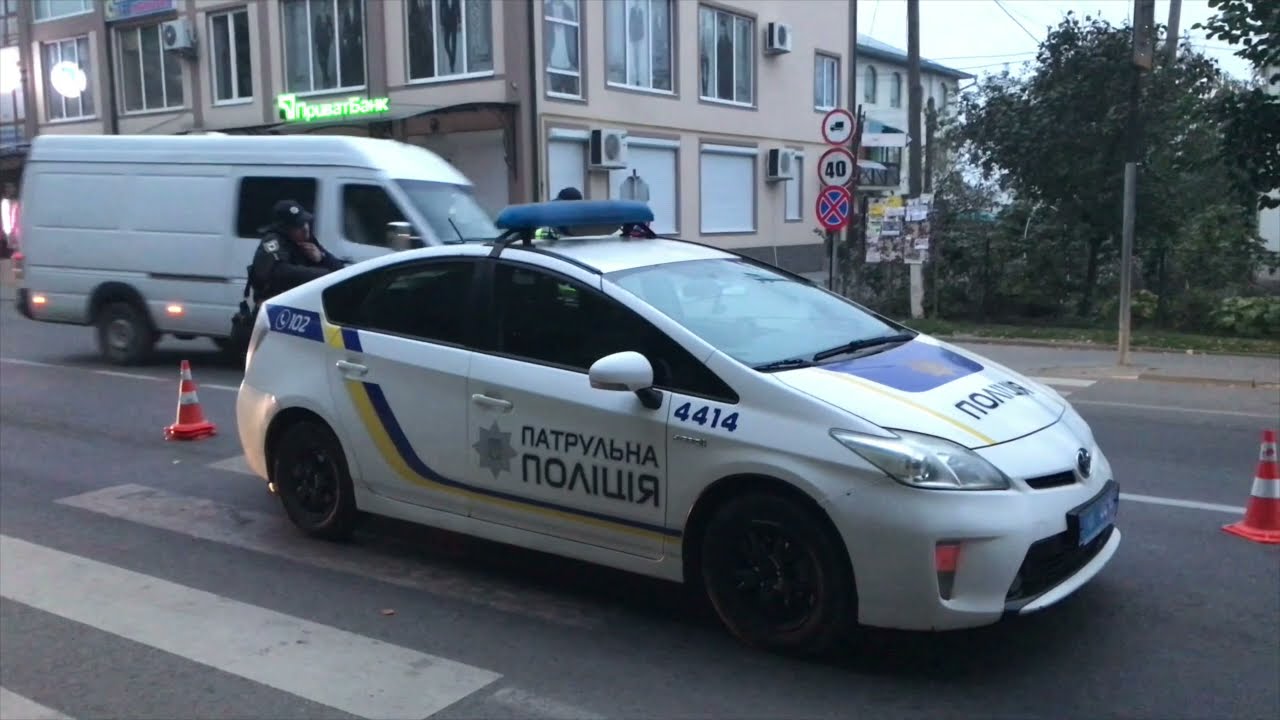 Патрульні збили жінку з немовлям на пішоходному переході.