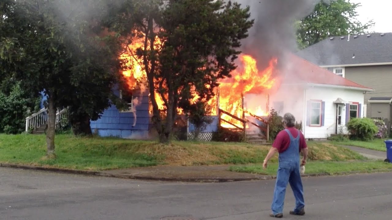 Portland Pre Arrival House Fire - Scene Size Up | Initial Attack Structure Fire | Shot on iPhone