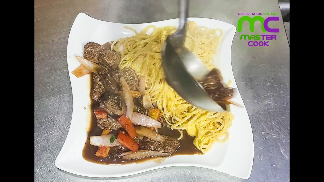 LOMO SALTADO CON TALLARINES A LA HUANCAINA 🟥⬜🟥 #streetfood #foodie #food #rico #fusion