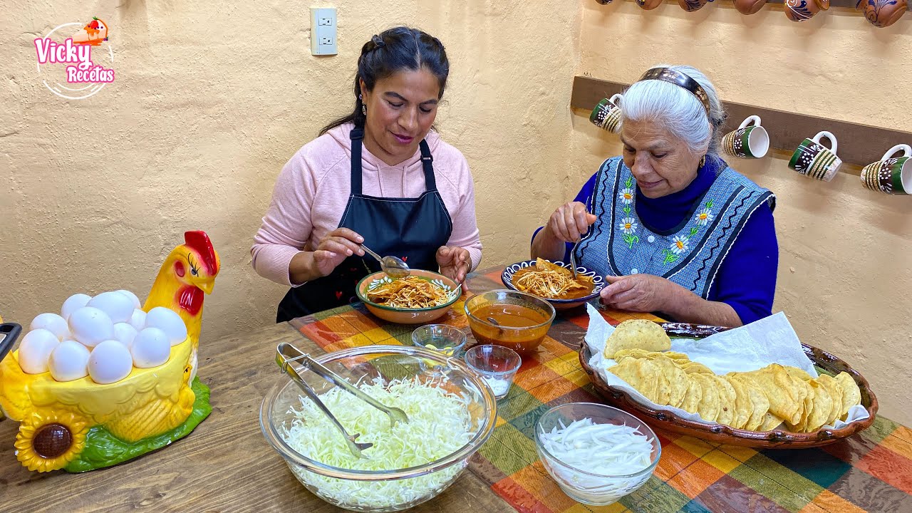 La Primera Vez que Mi Mamá Prueba Los TACOS AHOGADOS Vicky Recetas