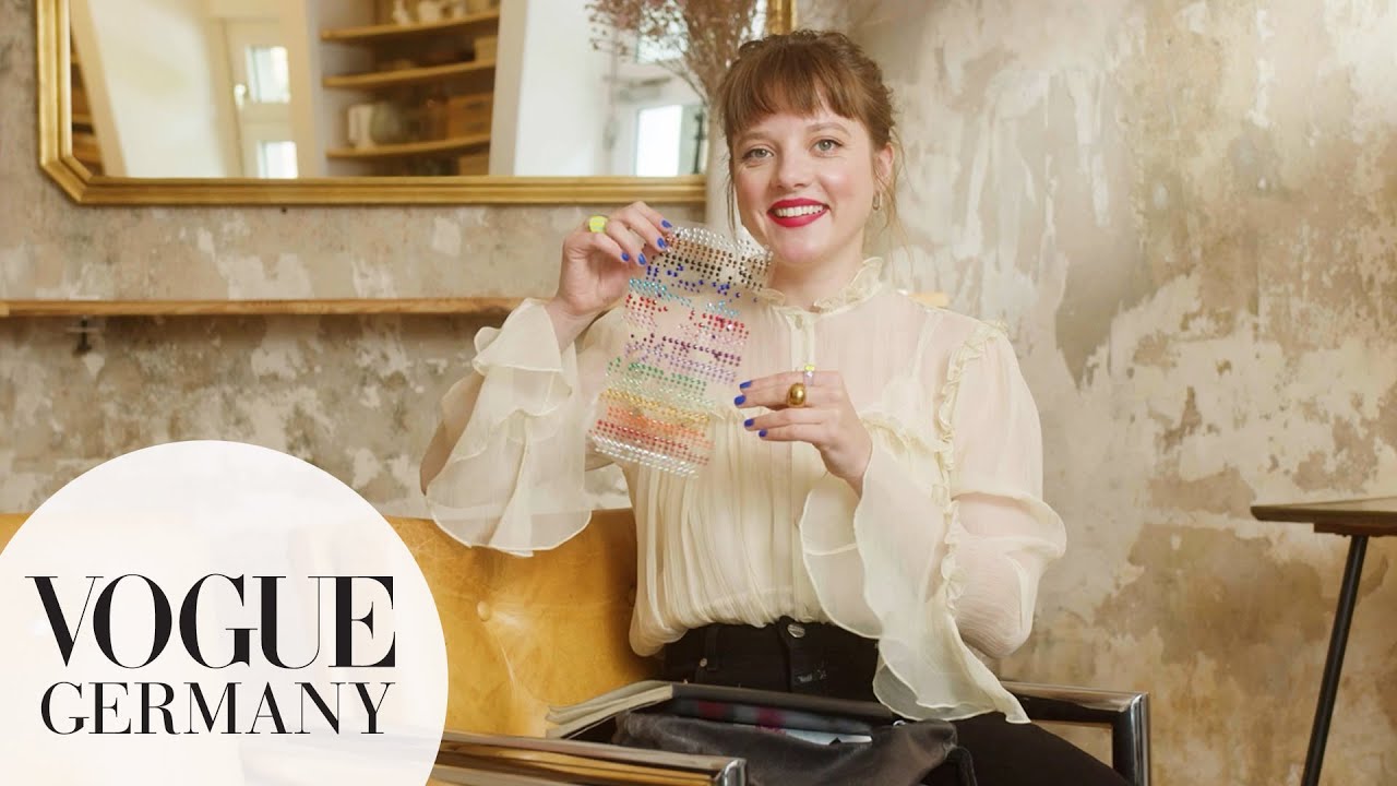 Jella Haase öffnet ihre Tasche – mit Glitzer-Eyeliner & Comic | In the Bag | VOGUE Germany