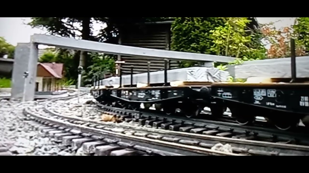 Epoche 3. E 91 mit Stahlbrammenzug muss im Bahnhof Zugkreuzung mit Personenzug abwarten.