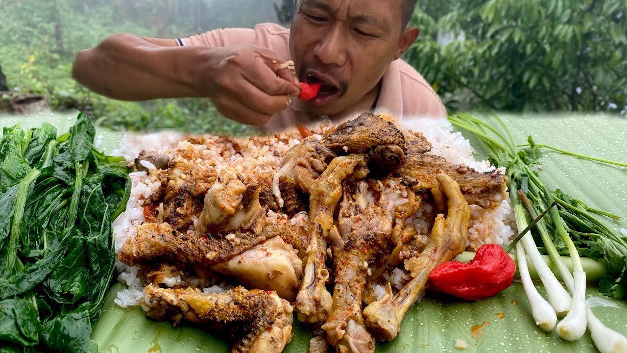 Eating local chicken and rice with fresh vegetables// king chilli // Mukbang in the rain ☔️