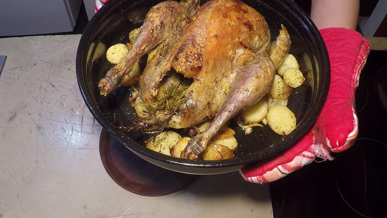 ✔️ Pintade fermière avec des pommes de terre, au four #pintade rôtie #volaille
