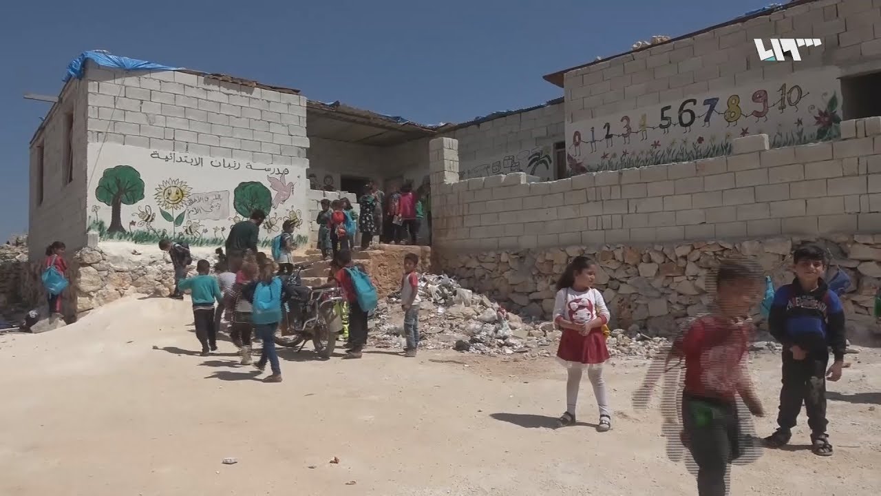 مهجرو قرية رتيان يبنون قرية جديدة لهم ومدرسة لأطفالهم في إدلب