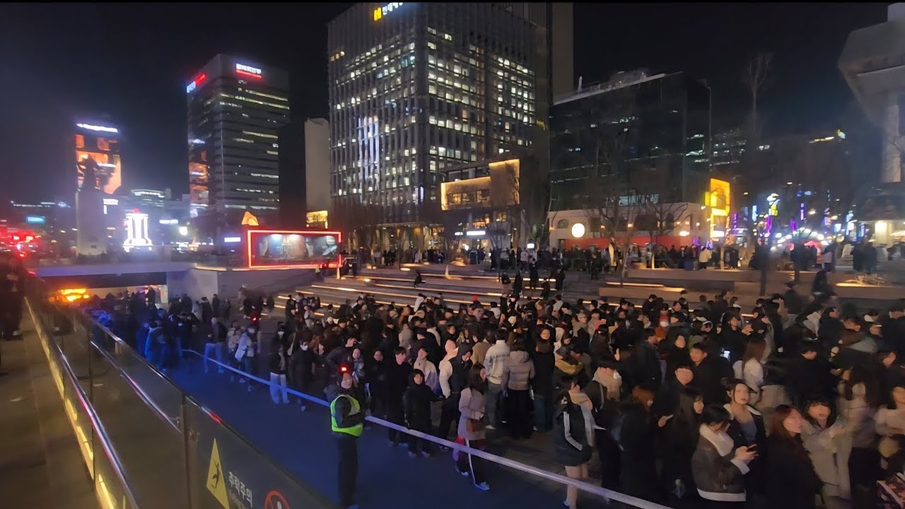 역대급 인파 속 서울 광화문 크리스마스 산책.😊Walking Through Record-Breaking Christmas Crowds in Gwanghwamun, Seoul