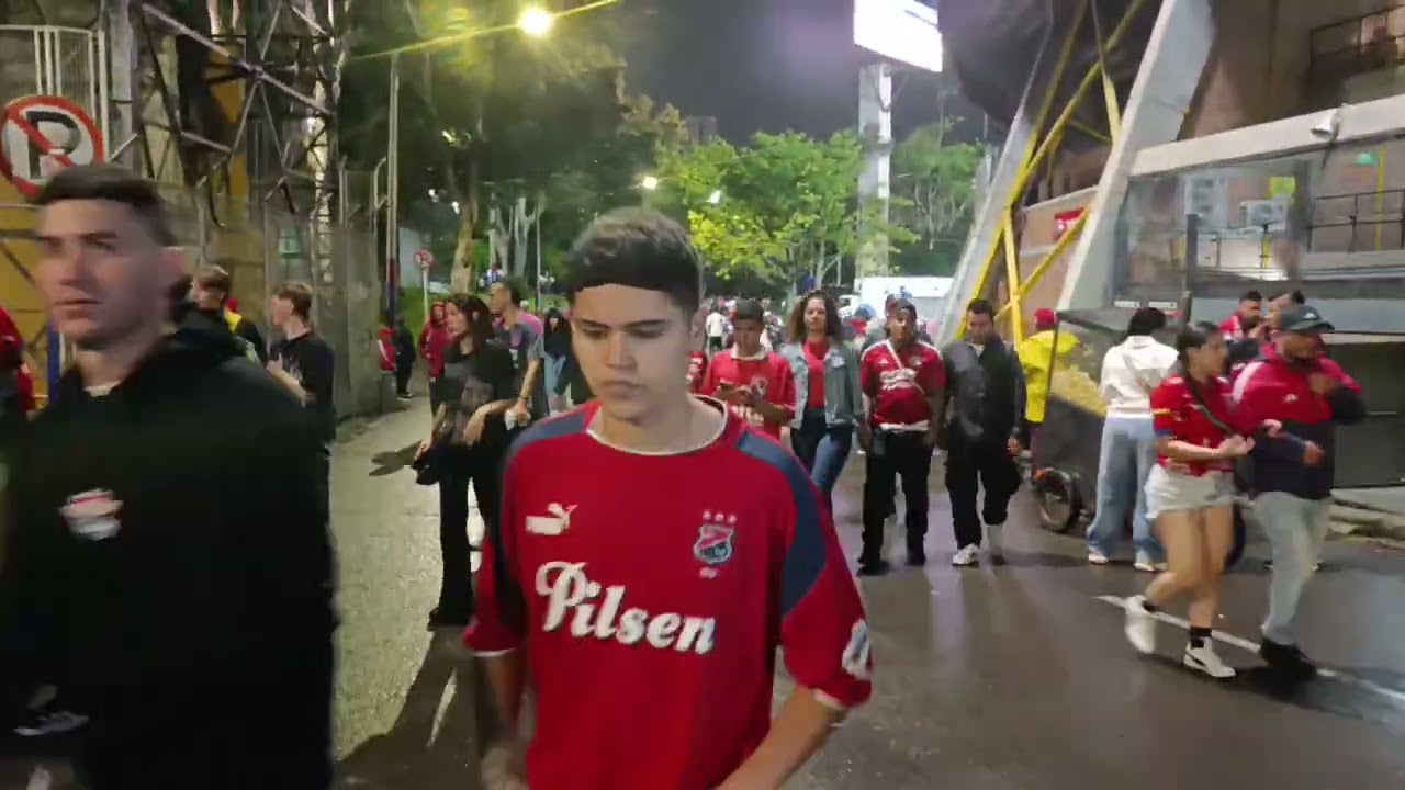 Así vive el fútbol la hinchada del Medellín al salir del estadio