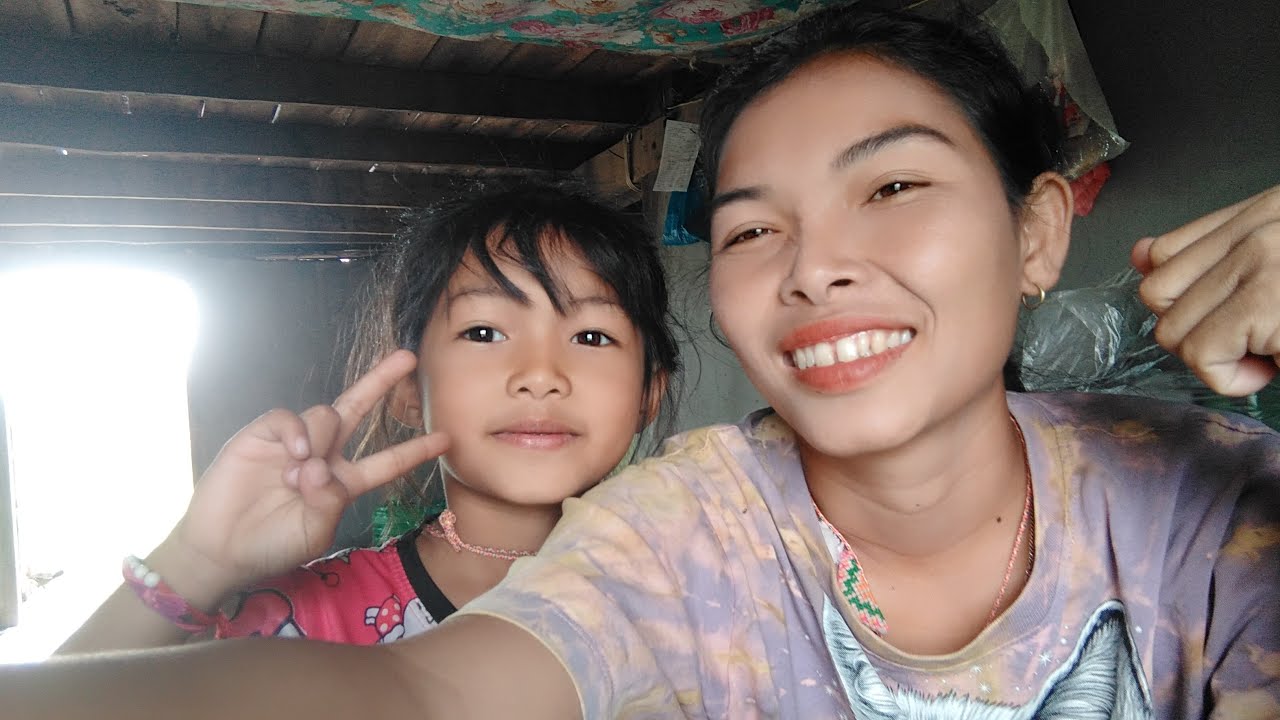 เอี้ยงสาวลาว ชาแนล กำลังถ่ายทอดสด!มากับหลานสาว