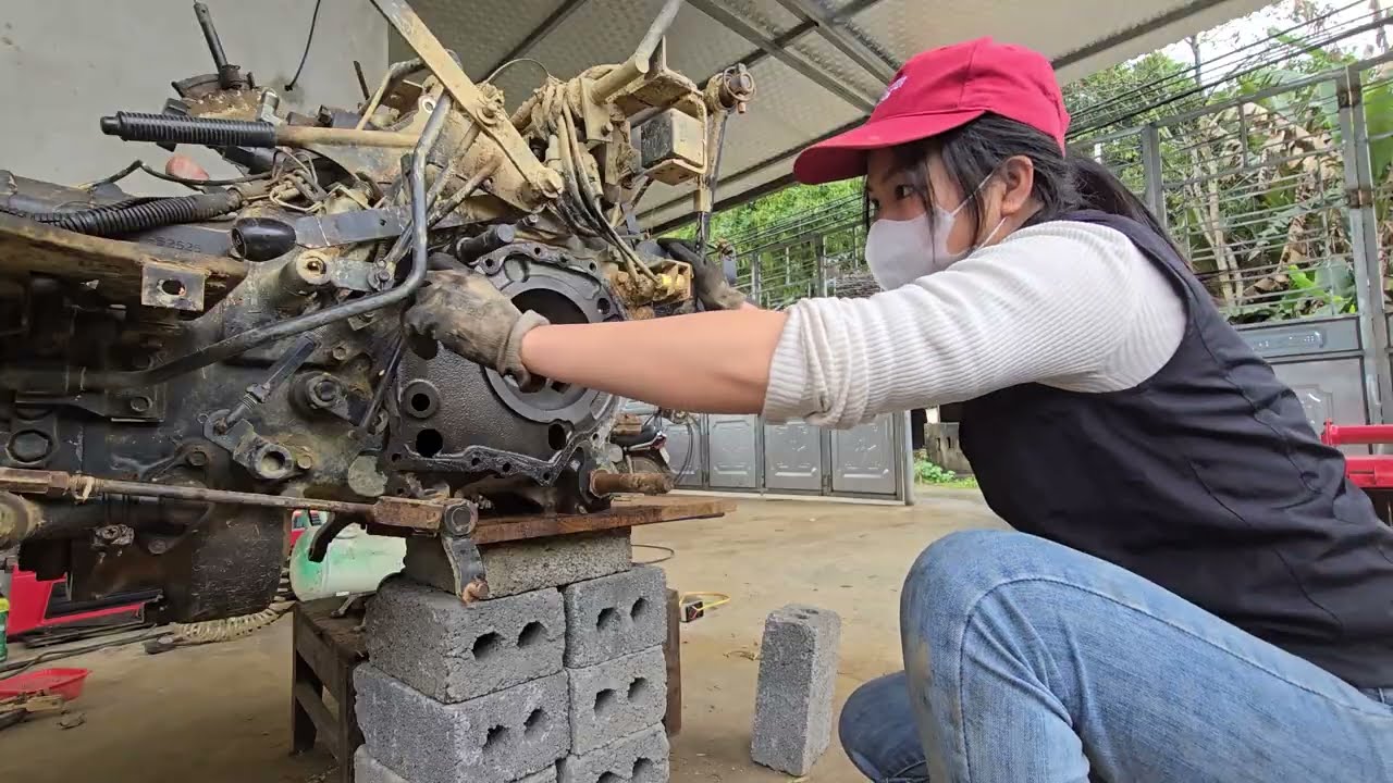 Восемнадцатилетняя девушка отремонтировала и восстановила поврежденный трактор.