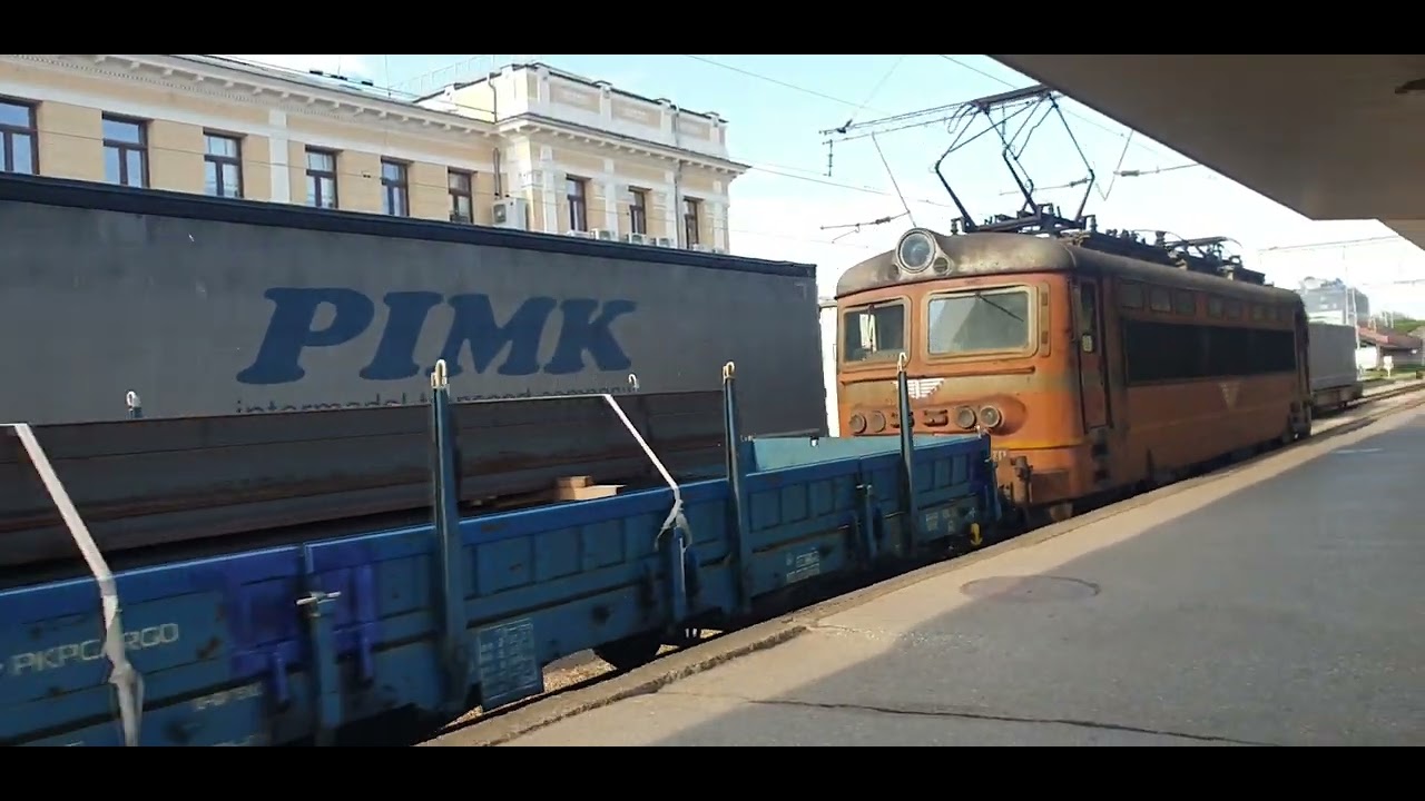 Разминаване на товарни влакове и пристигане на БВ 1614.