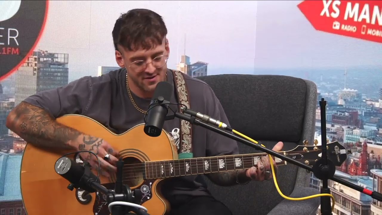Uno Mas cover Oasis 'Talk Tonight' for XS Manchester.