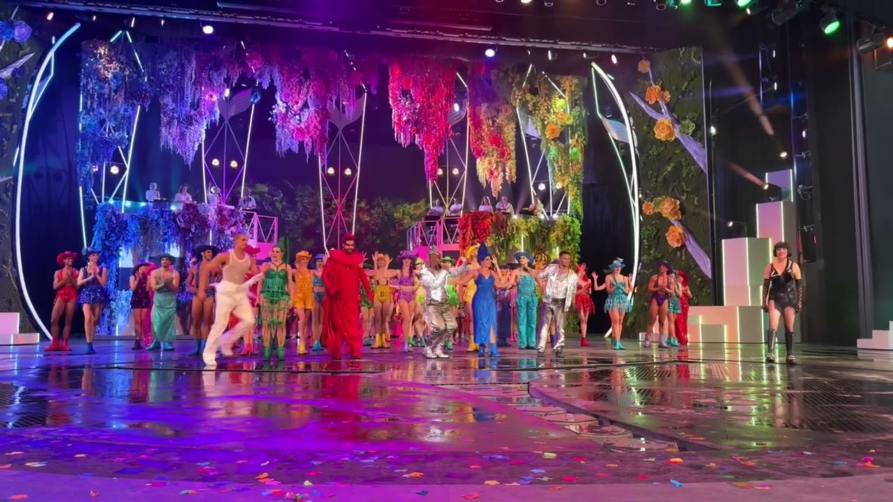 Das letzte Finale ￼ von der Show „Falling in Love“ mit Paul Gaultier im Friedrichstadtpalast Berlin