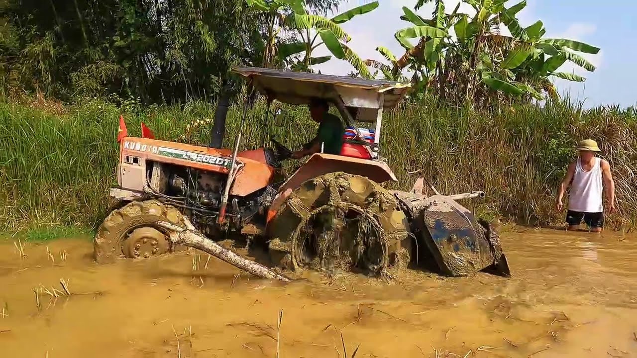 Giải cứu máy cày bị lầy
