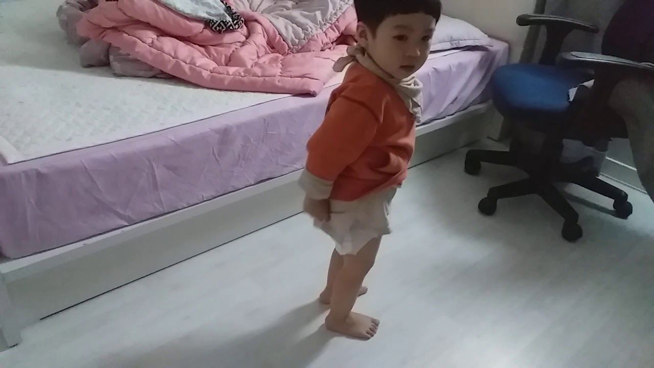 Bé 32 tháng tuổi tự mặc bỉm và quần nè