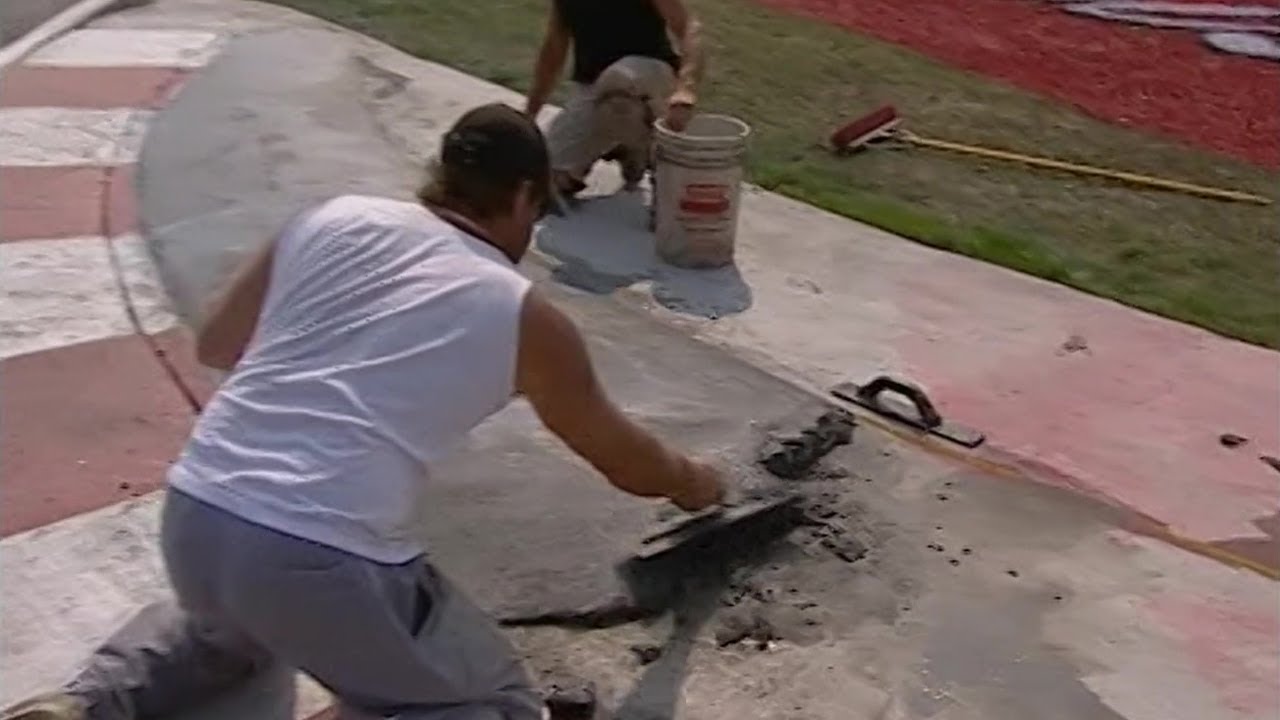 F1 Canada 2005 - Sausage kerb being erected in the final chicane
