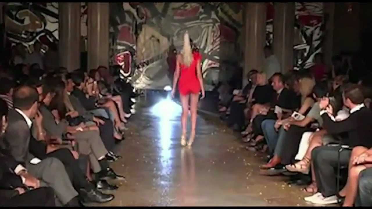 La Modella Casca per i Tacchi Alti!